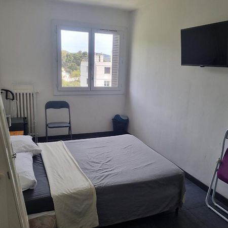 Seaside Tram Haven: Budget-Friendly Room with Kitchen and Views Nice Exterior photo